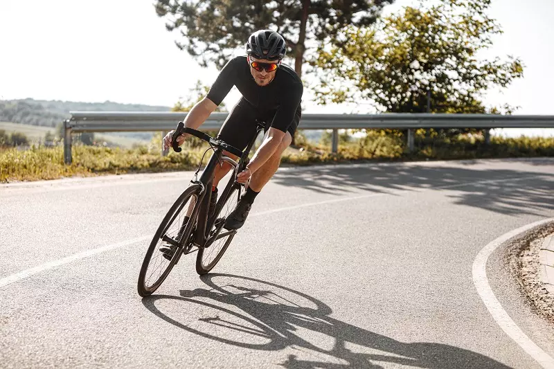 Ciclista su bici da corsa su strada - Negozio biciclette Spoleto