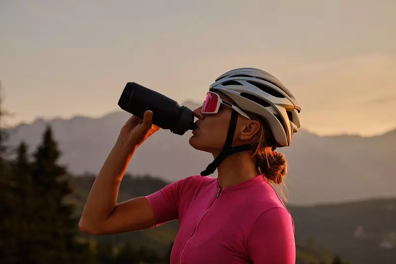 Ragazza con borraccia e casco - Negozio biciclette Spoleto